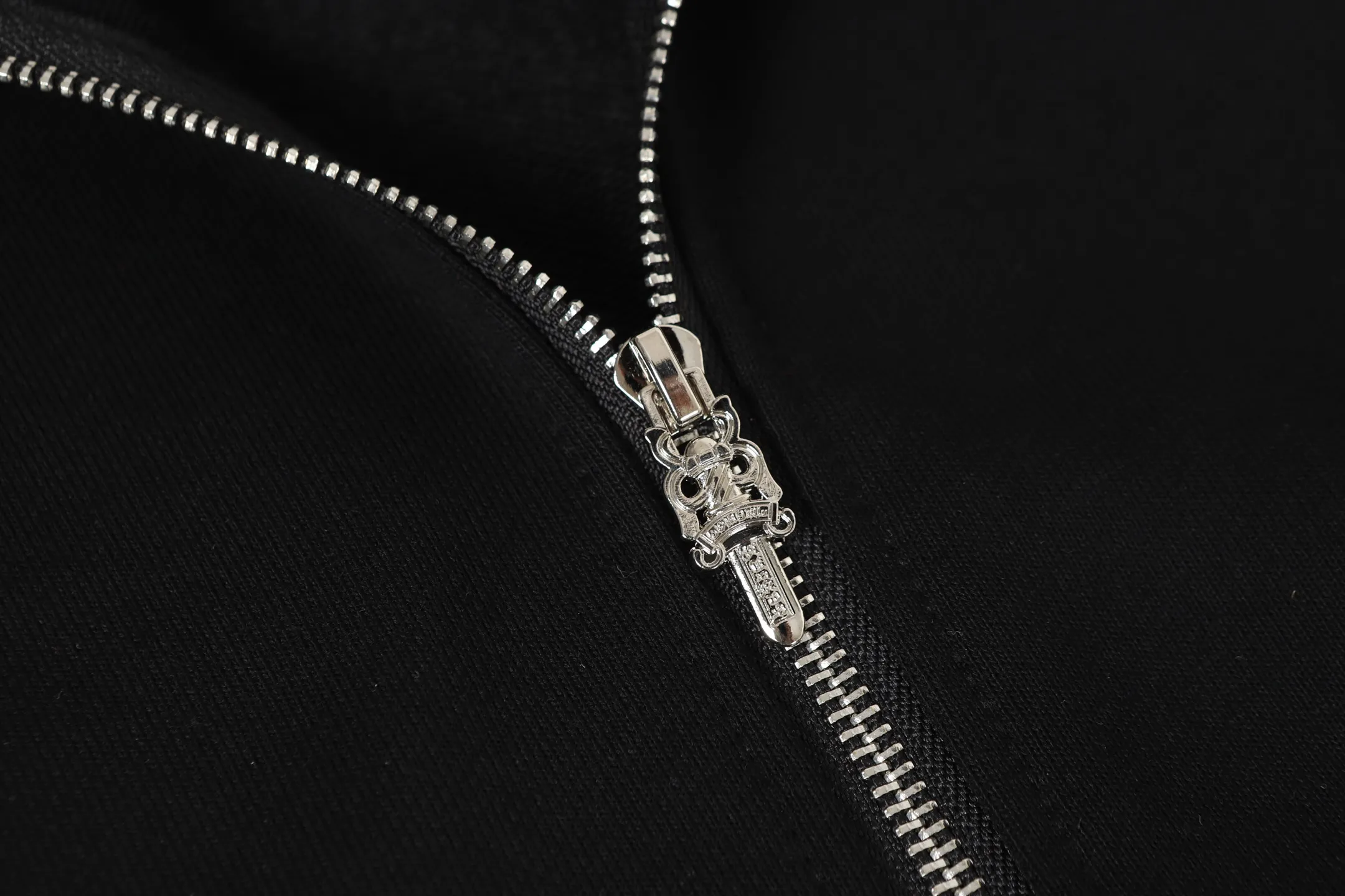 P240 #K27 cross-border model. If you are pursuing quality, please do not place an order. -Chrome Hearts/Chrome Hearts Sanskrit printed zipper sweatshirt cardigan jacket -High weight, high density and high quality. The wool is soft, delicate and skin-friendly. It feels soft and silky. It has excellent warmth and skin-friendly properties. S M L XL